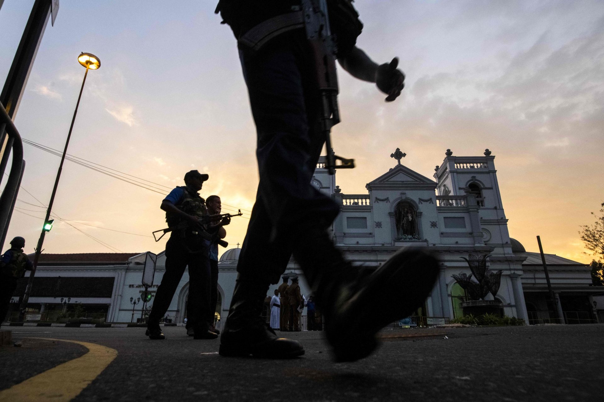 Explosões e troca de tiros entre soldados e suspeitos de ataques no Sri Lanka