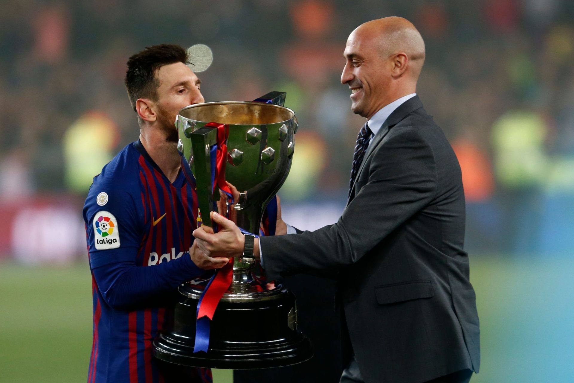 Messi marca e Barcelona é campeão de Espanha