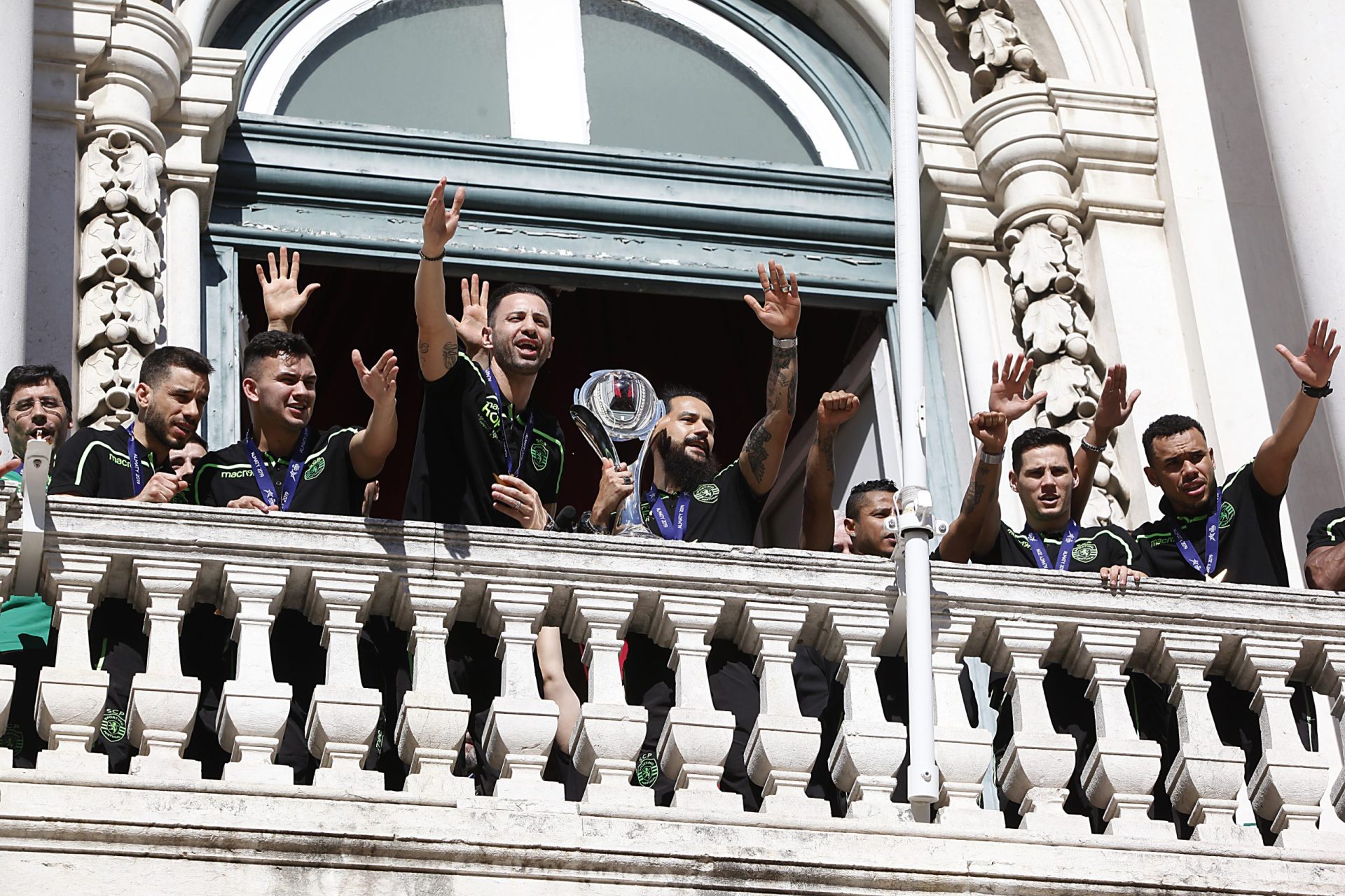 Campeões europeus de futsal recebidos com euforia em Lisboa | Fotogaleria