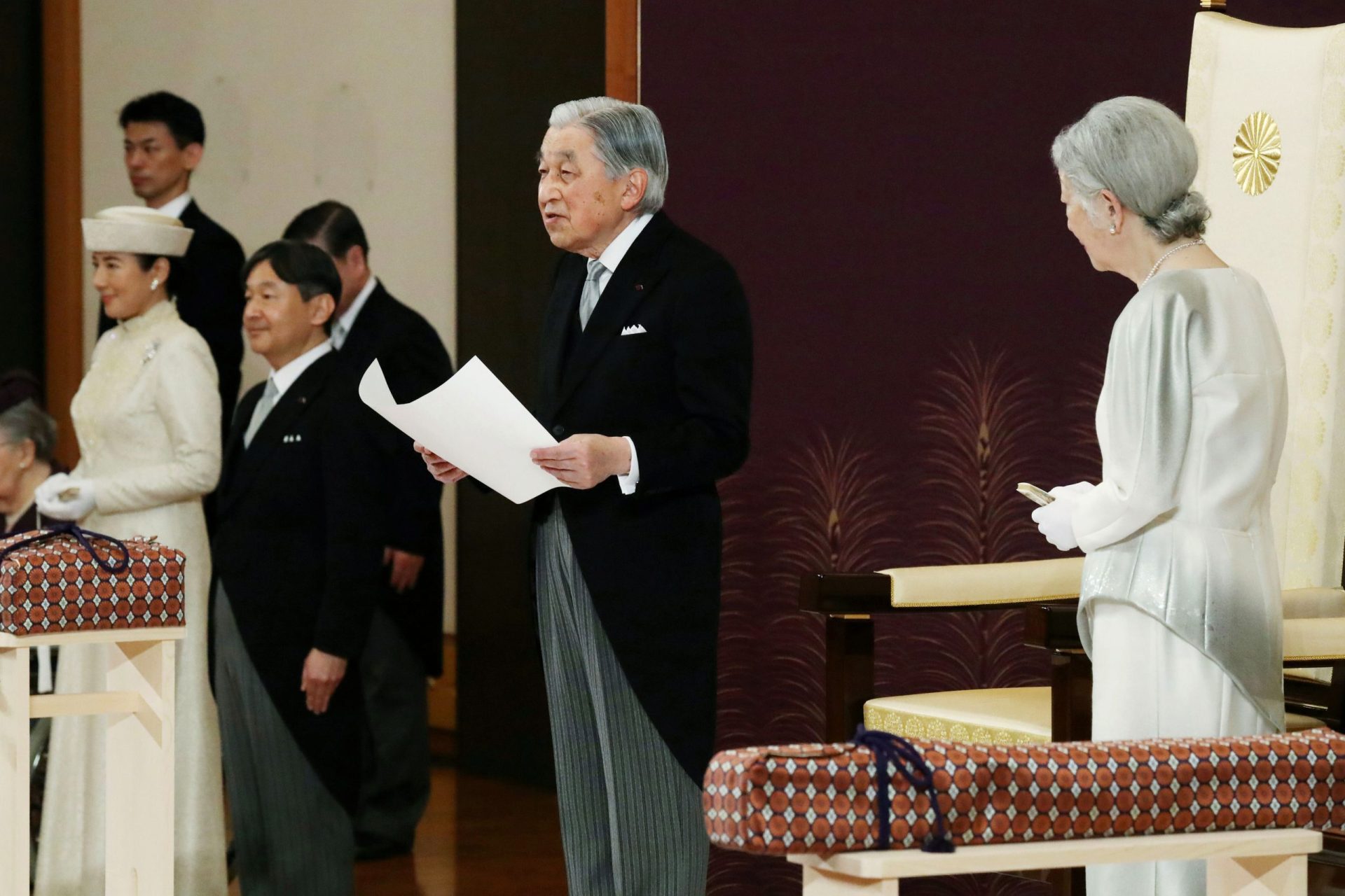 Imperador japonês abdica do trono e dá lugar ao filho