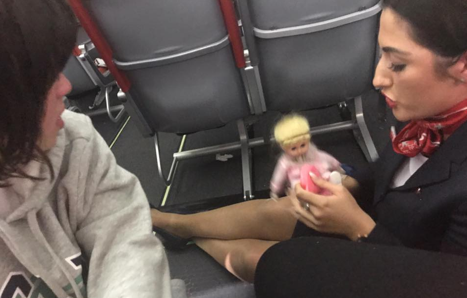 Ryanair expulsa rapaz autista de voo por causa de uma boneca