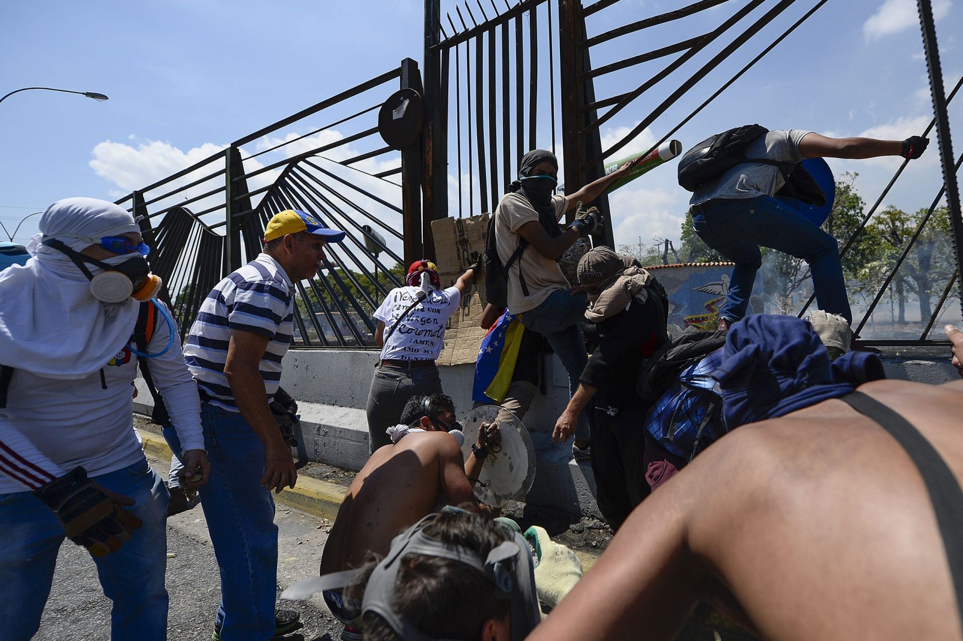 Veículo militar atropela grupo de civis na praça Altamira em Caracas | VÍDEO