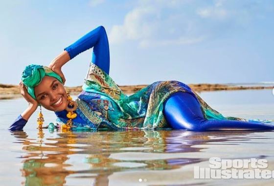 Jovem muçulmana torna-se na primeira mulher a posar de burkini e hijab na Sports Illustrated