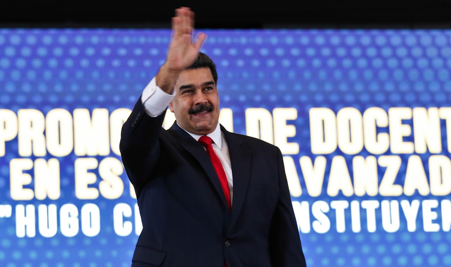 Nicolás Maduro tinha avião pronto para deixar Venezuela, mas foi demovido pela Rússia