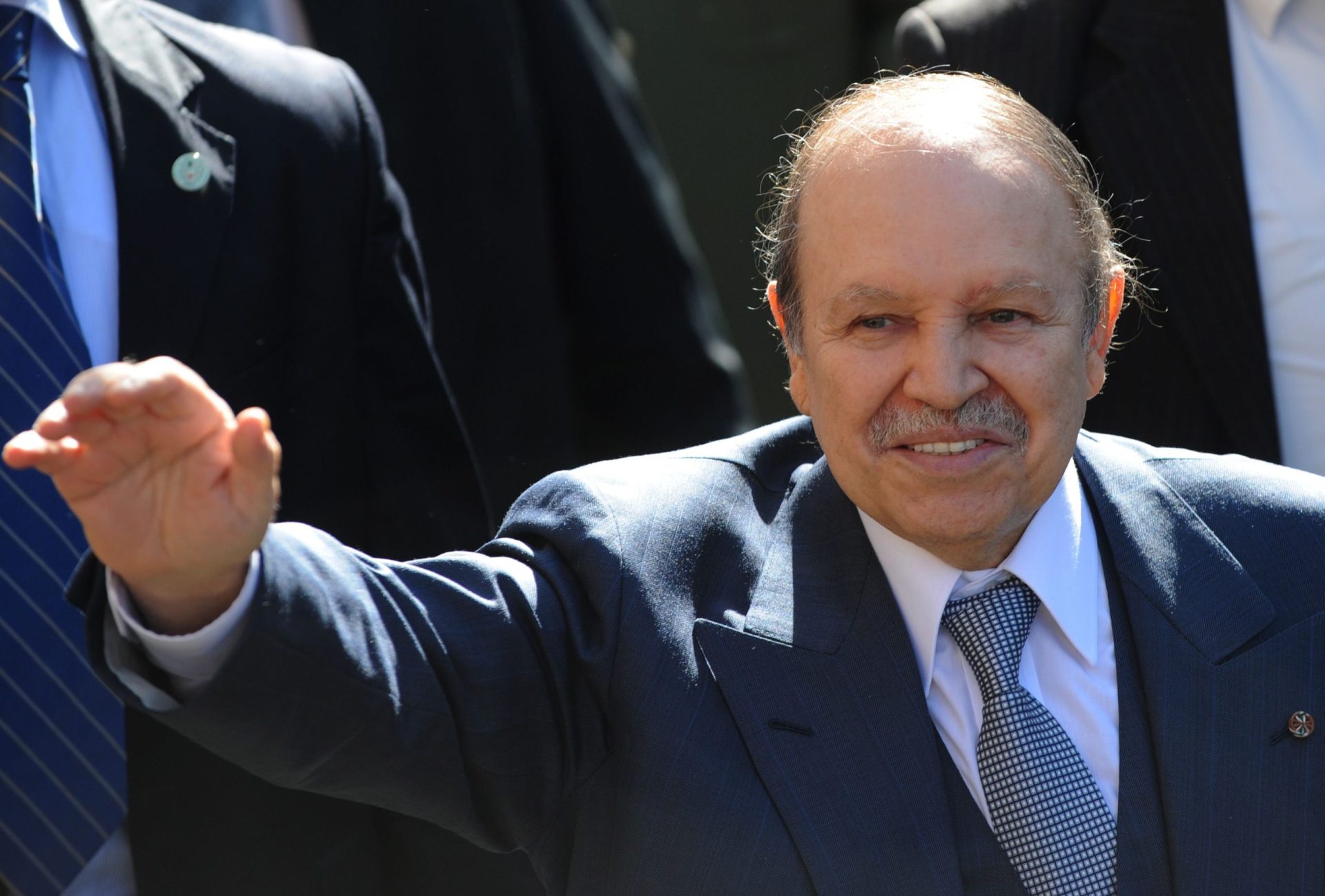 Conselho Constitucional aceita renúncia do presidente da Argélia