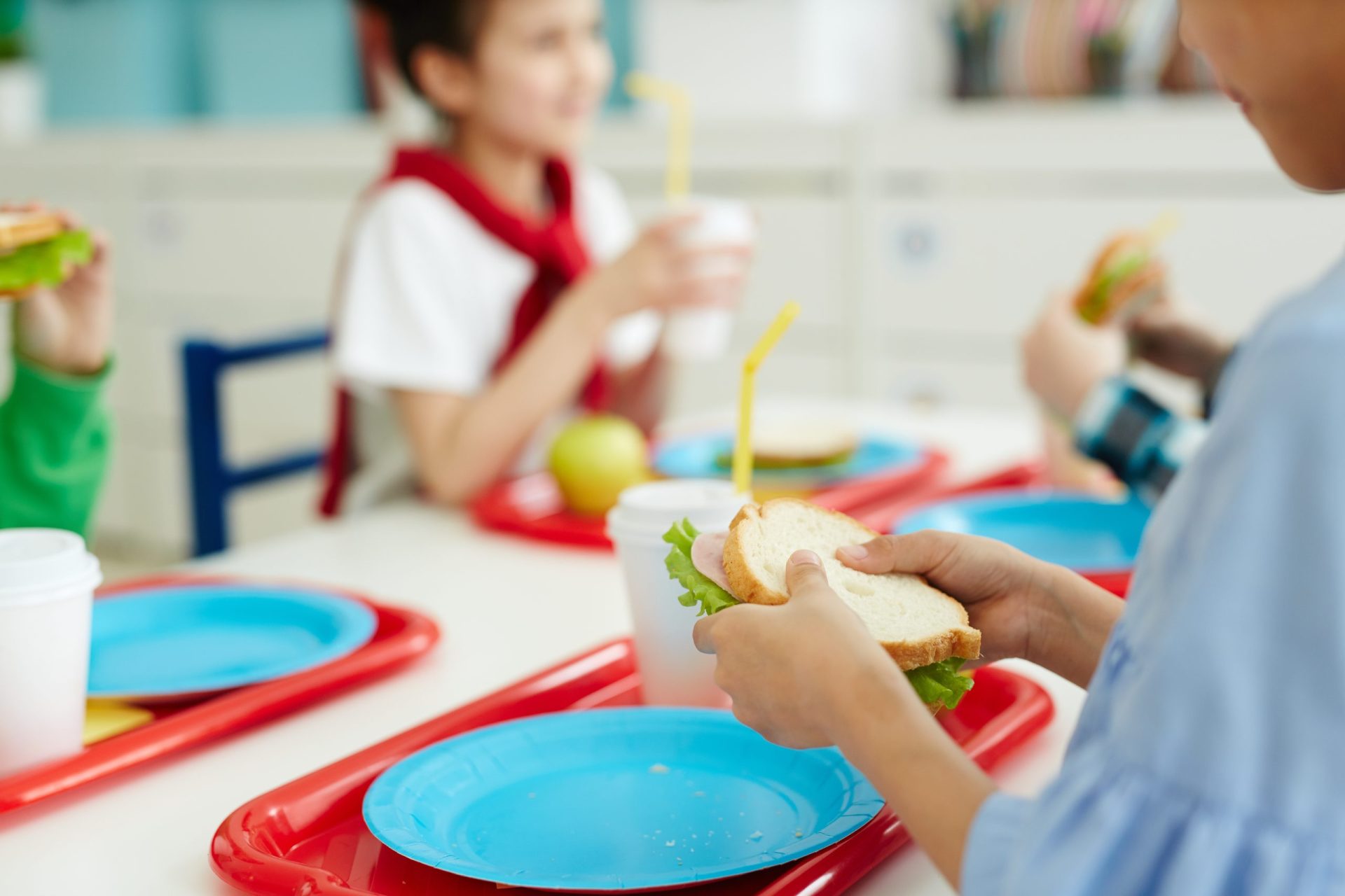Escolas distribuem ‘sobras’ das refeições a crianças mais carenciadas