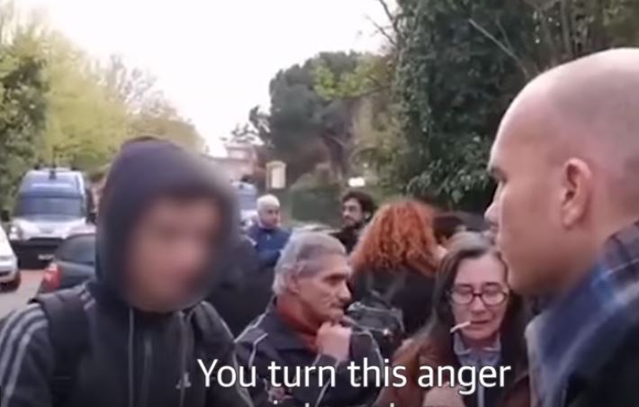 Rapaz de 15 anos enfrentou fascistas e o video está a correr mundo