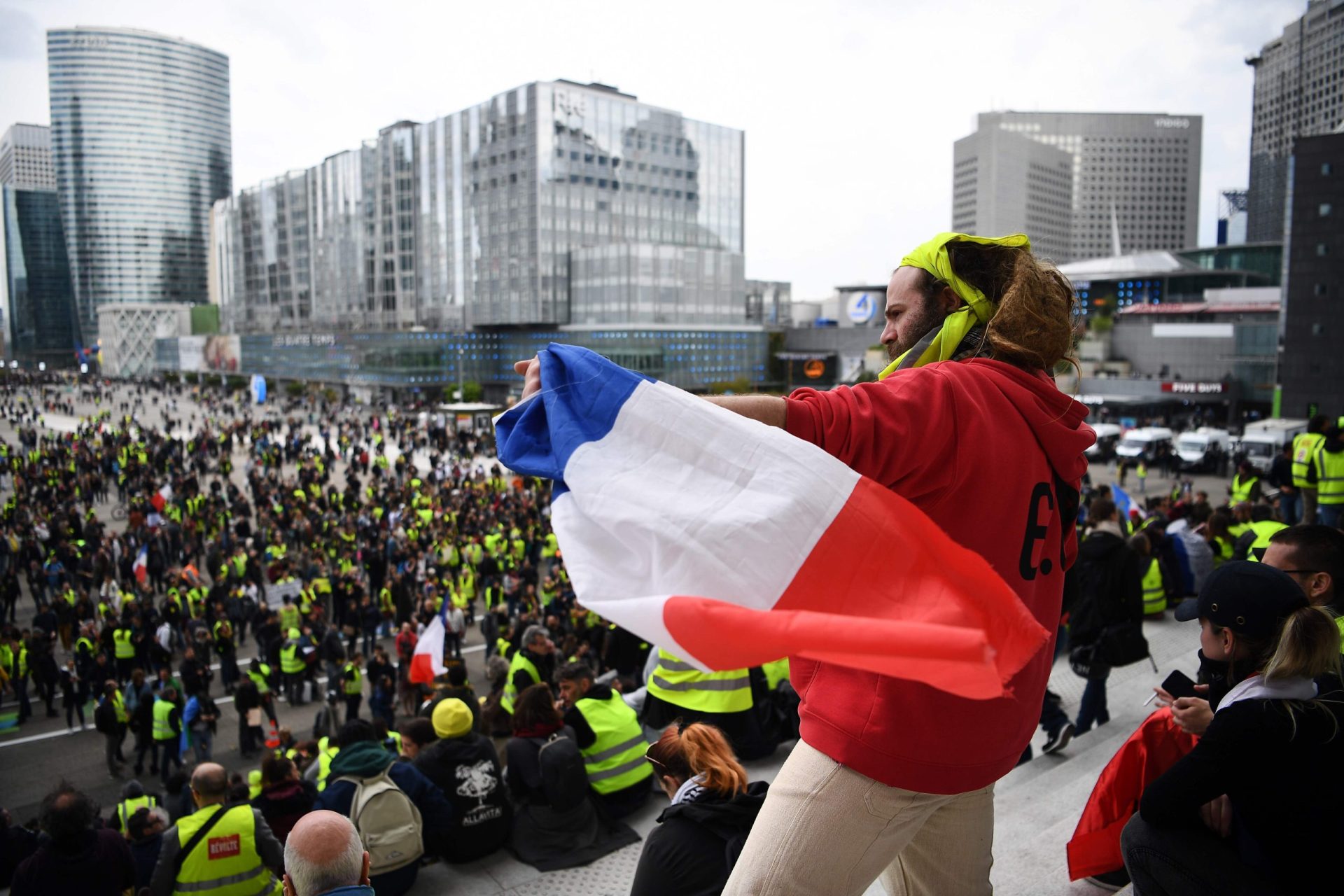 21.º fim de semana de protestos dos coletes amarelos em Paris com pouca adesão