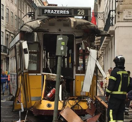 Número de feridos no choque entre autocarro de turismo e elétrico na Baixa de Lisboa sobe para oito