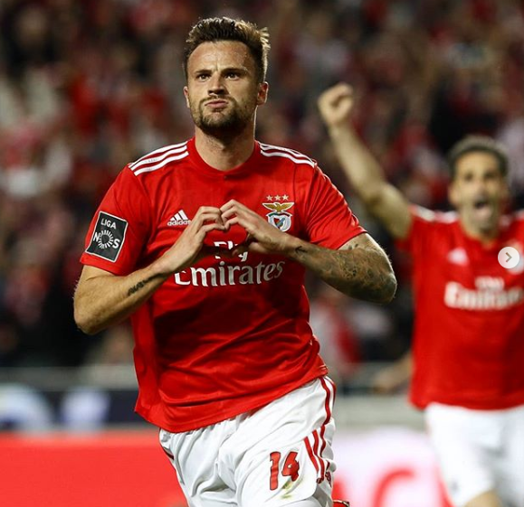 Do susto à goleada na Feira, Benfica recupera a liderança do campeonato