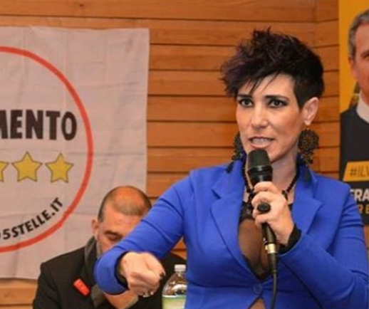 Decote de vereadora italiana está a gerar polémica entre políticos