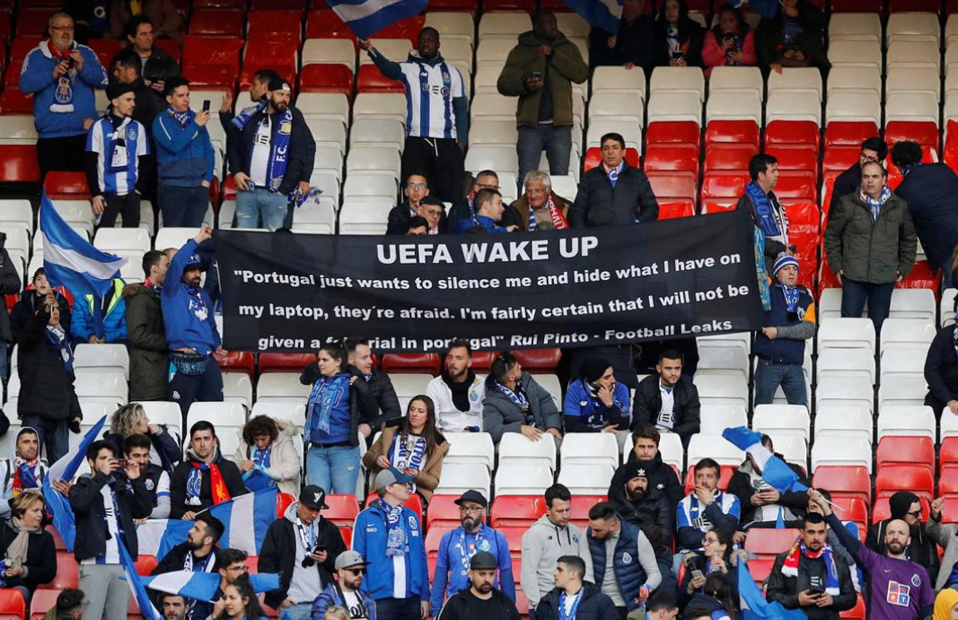 &#8220;UEFA, acorda&#8221;. Adeptos do FC Porto com mensagem por Rui Pinto em Anfield