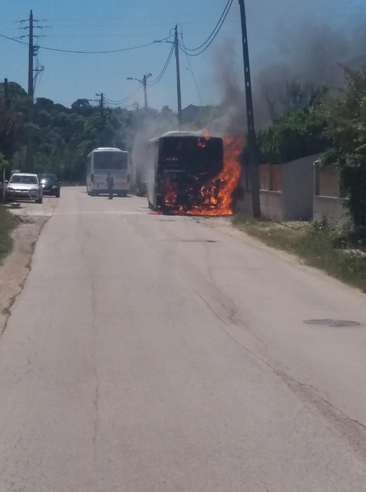 Autocarro consumido por chamas em Sesimbra