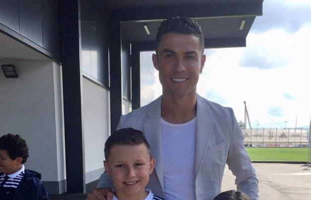Cristiano Ronaldo concretiza sonho de criança com cancro