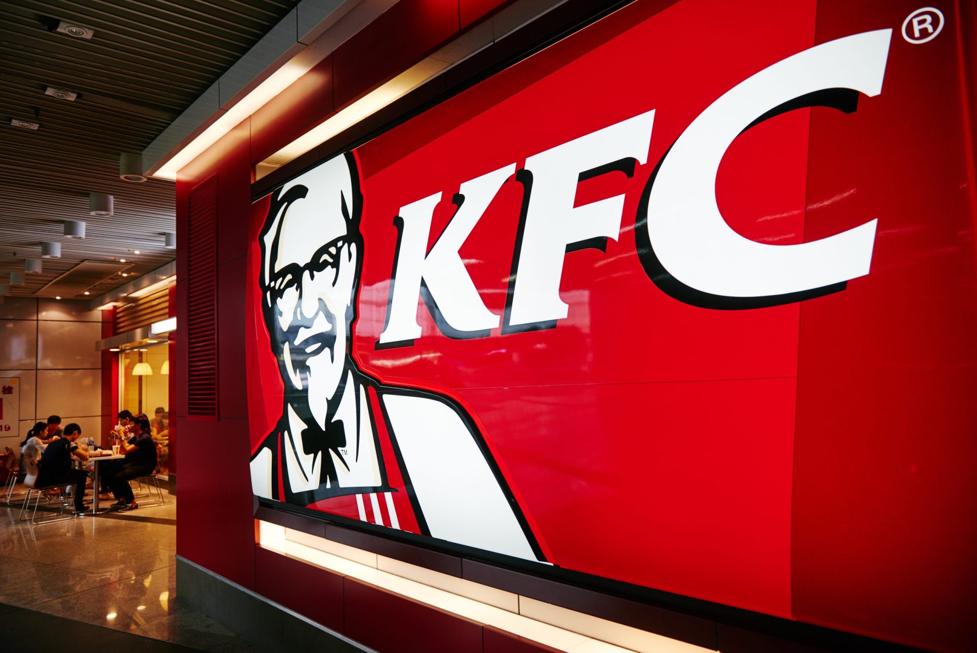 Homem de borla no KFC durante um ano por fingir ser inspetor da cadeia alimentar