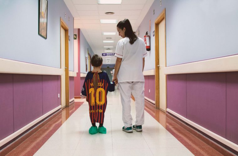 As batas mais fortes: revista de Barcelona leva o futebol até às crianças hospitalizadas