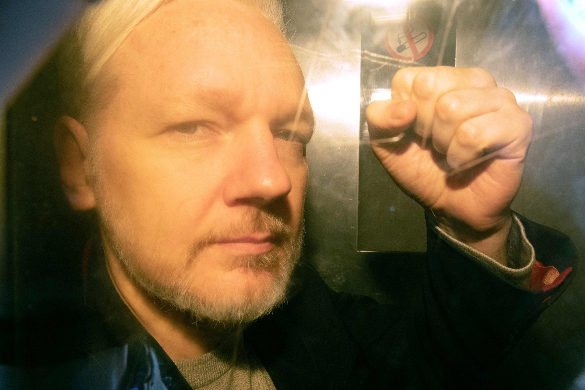 Assange condenado a 50 semanas de prisão por violar medida de coação
