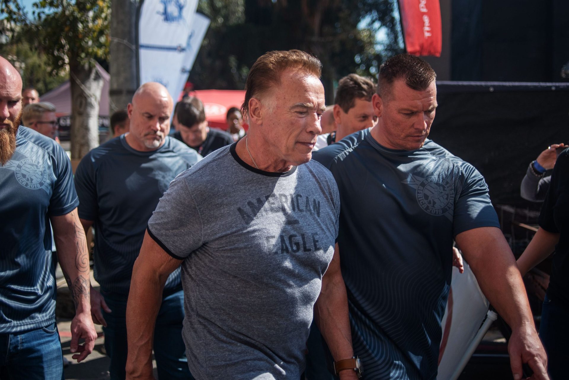 Arnold Schwarzenegger agredido em evento |VÍDEO