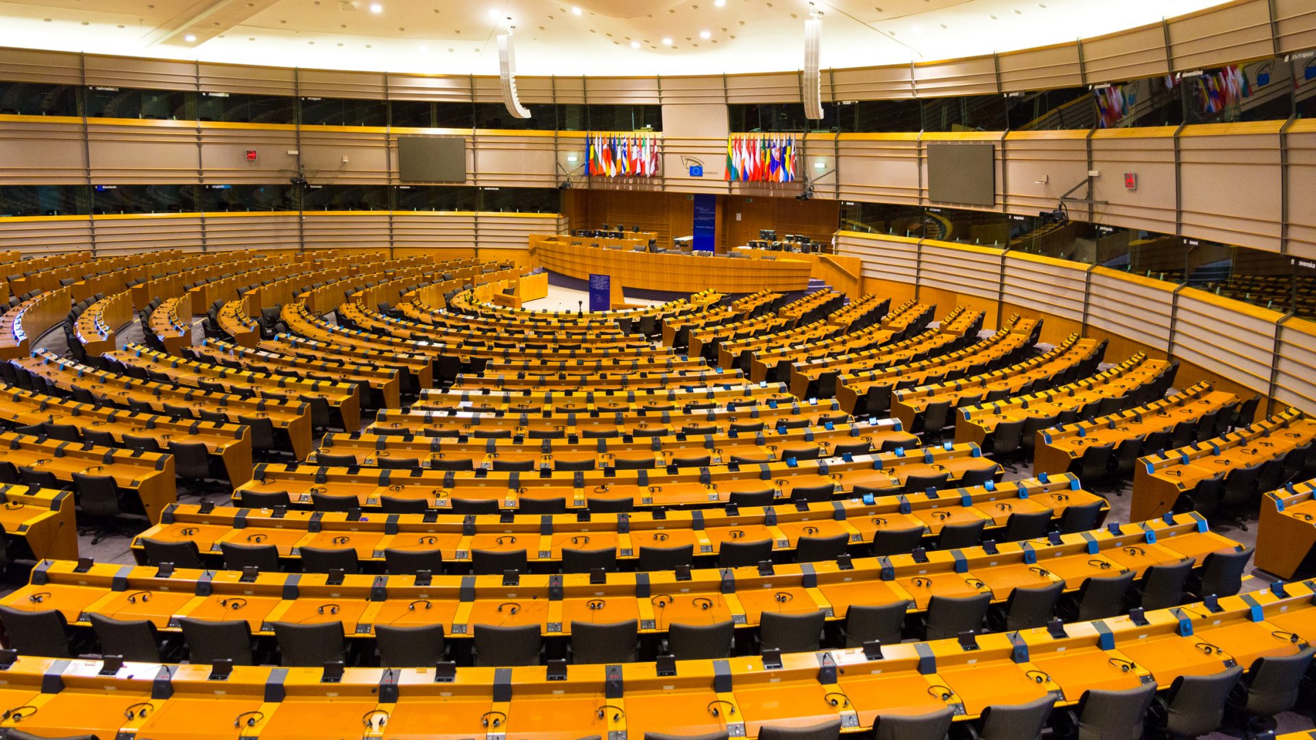 Portugueses a trabalhar no Parlamento Europeu ganham entre 1.907 e 6.020 euros por mês