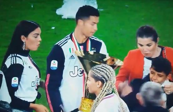 Cristiano Ronaldo quis pegar na taça só com uma mão e quem sofreu foi Cristianinho | Vídeo