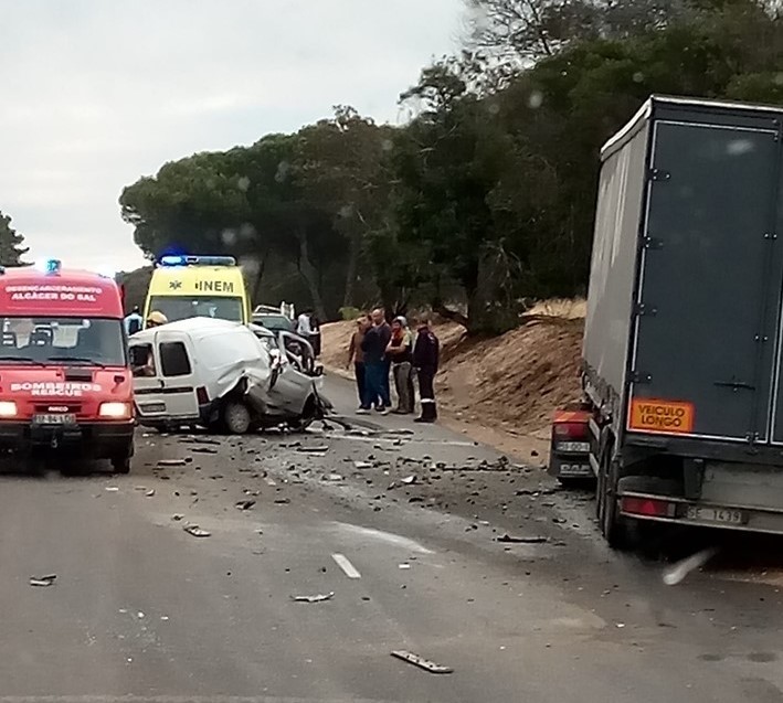 Colisão entre camião e automóvel faz um morto no IC1 em Grândola