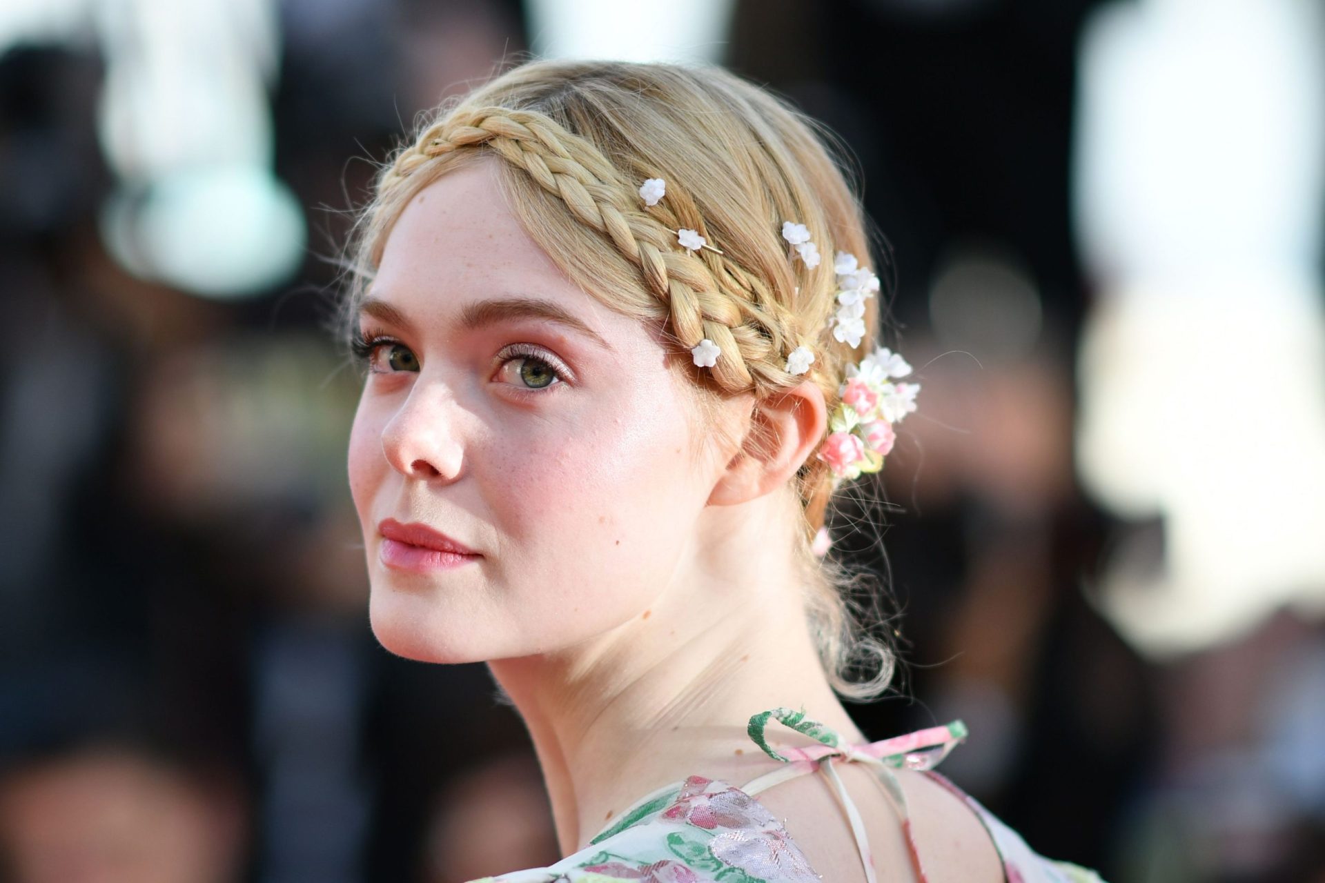 Elle Fanning desmaia em plena entrega de prémios em Cannes