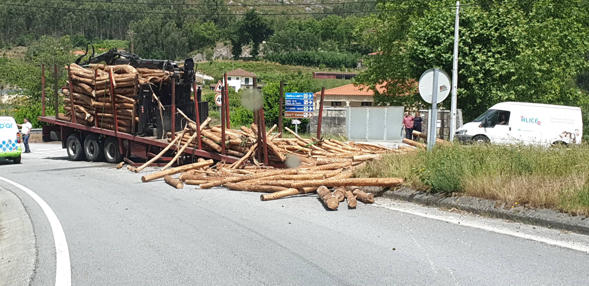 Camião perde atrelado carregado de madeira na EN103