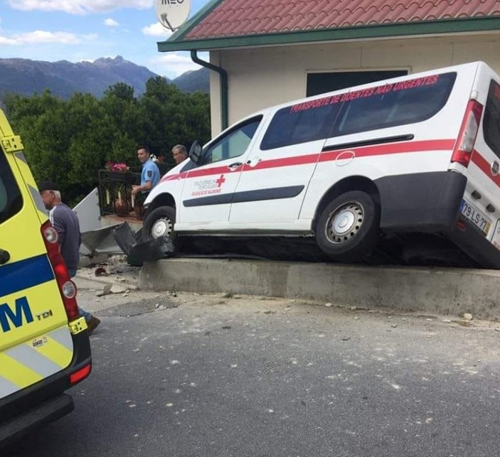 Despiste de ambulância da Cruz Vermelha faz três feridos