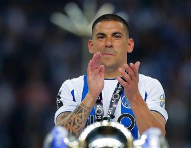 Maxi Pereira desmente saída do FC Porto