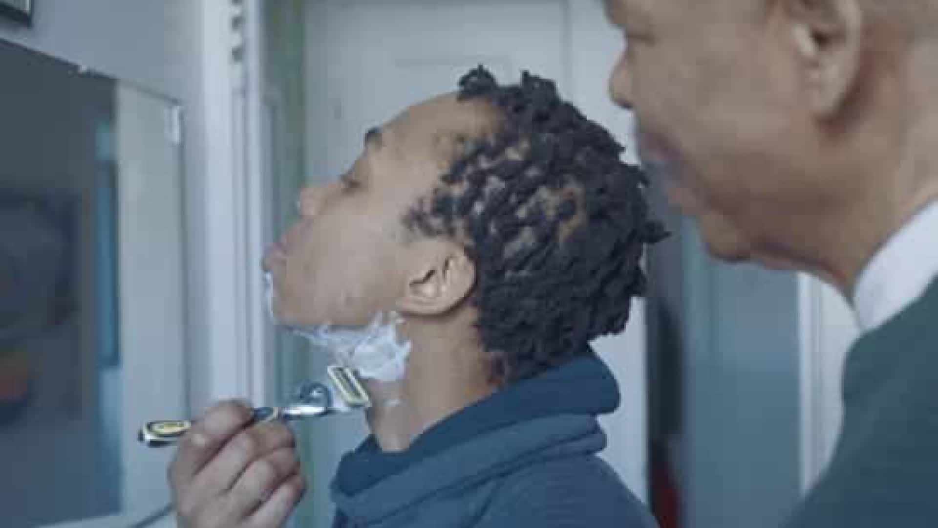Novo anúncio da Gillette mostra jovem transexual a barbear-se pela primeira vez ao lado do pai | Vídeo
