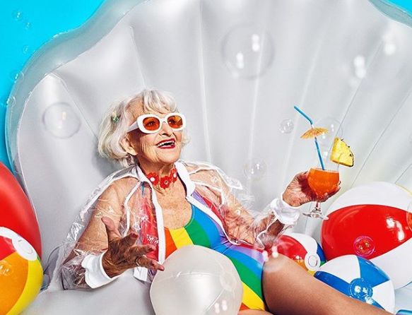 Aos 90 anos, Baddie Winkle conta com quase 4 milhões de seguidores no Instagram