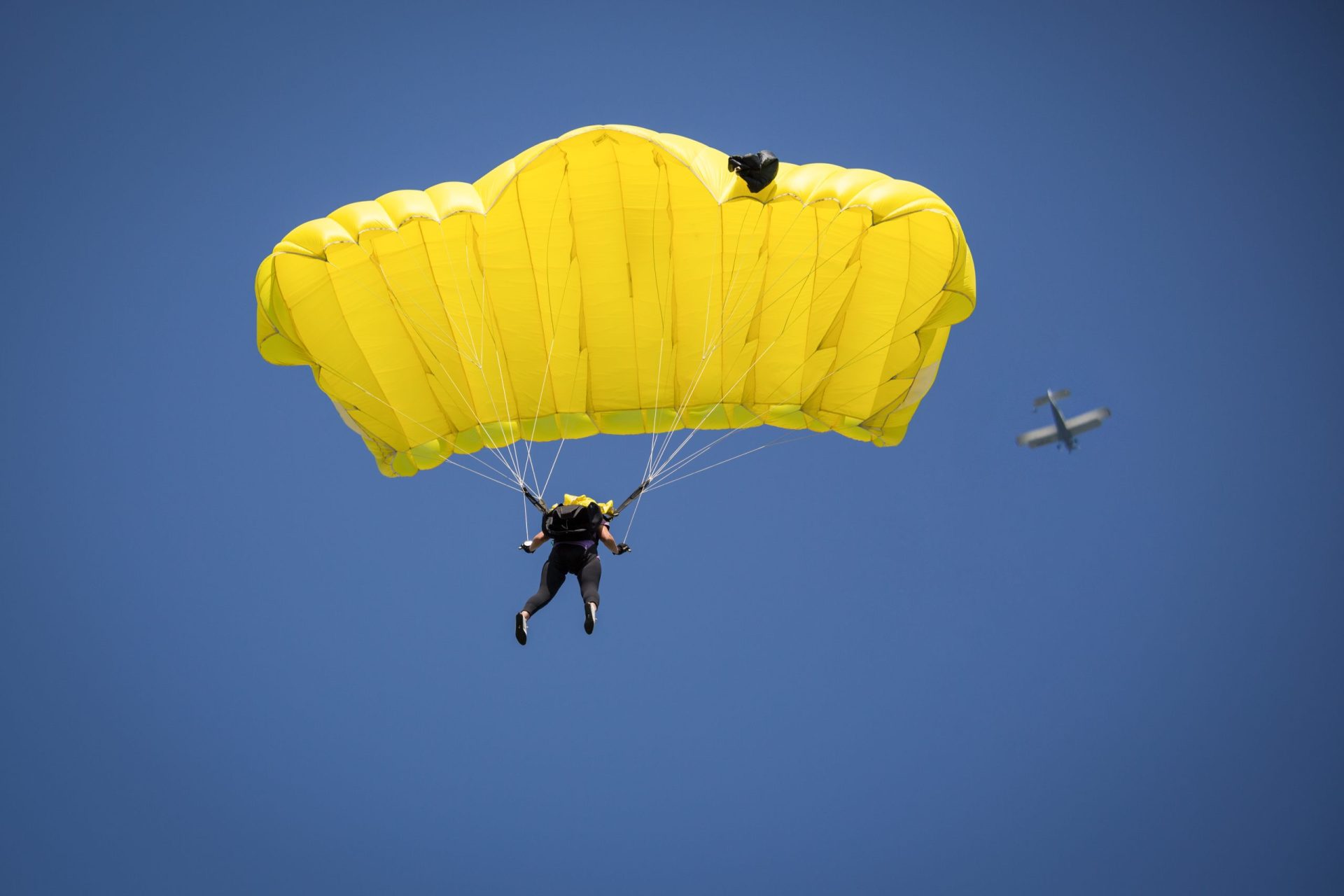 Paraquedista cai em quintal de uma casa depois de falhar aterragem