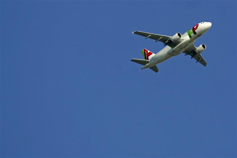 Avião aterra de emergência no aeroporto do Porto para prestar assistência a criança