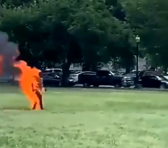Vídeo mostra homem a incendiar-se em frente à Casa Branca