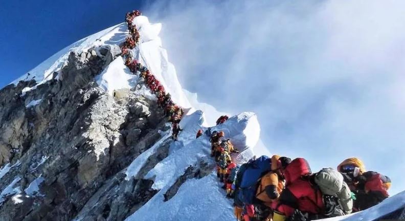 Alpinistas andam sobre cadáveres no Evereste devido a sobrelotação