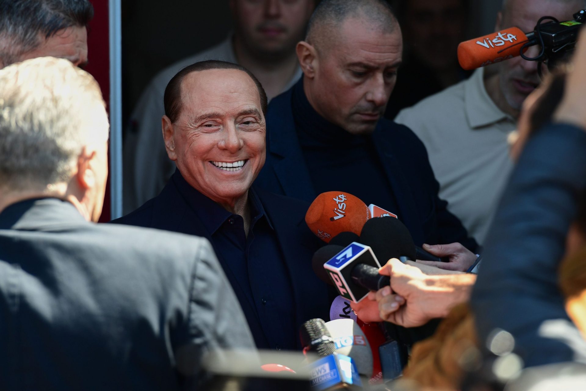 Berlusconi deixa hospital de Milão após operação intestinal