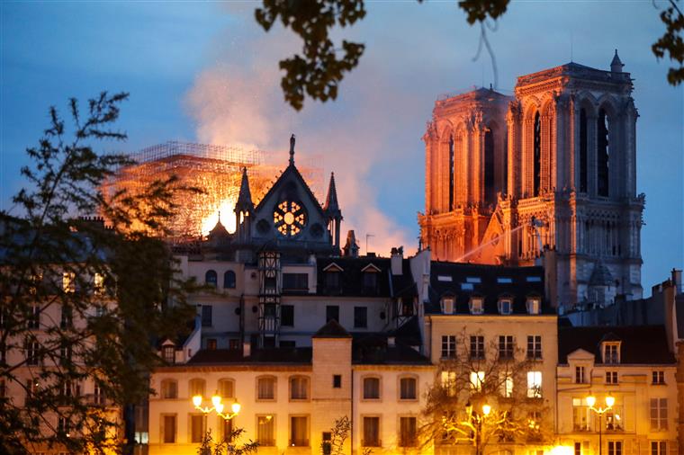 Seis bombeiros homenageados após incêndio em Notre Dame detidos por violação de turista