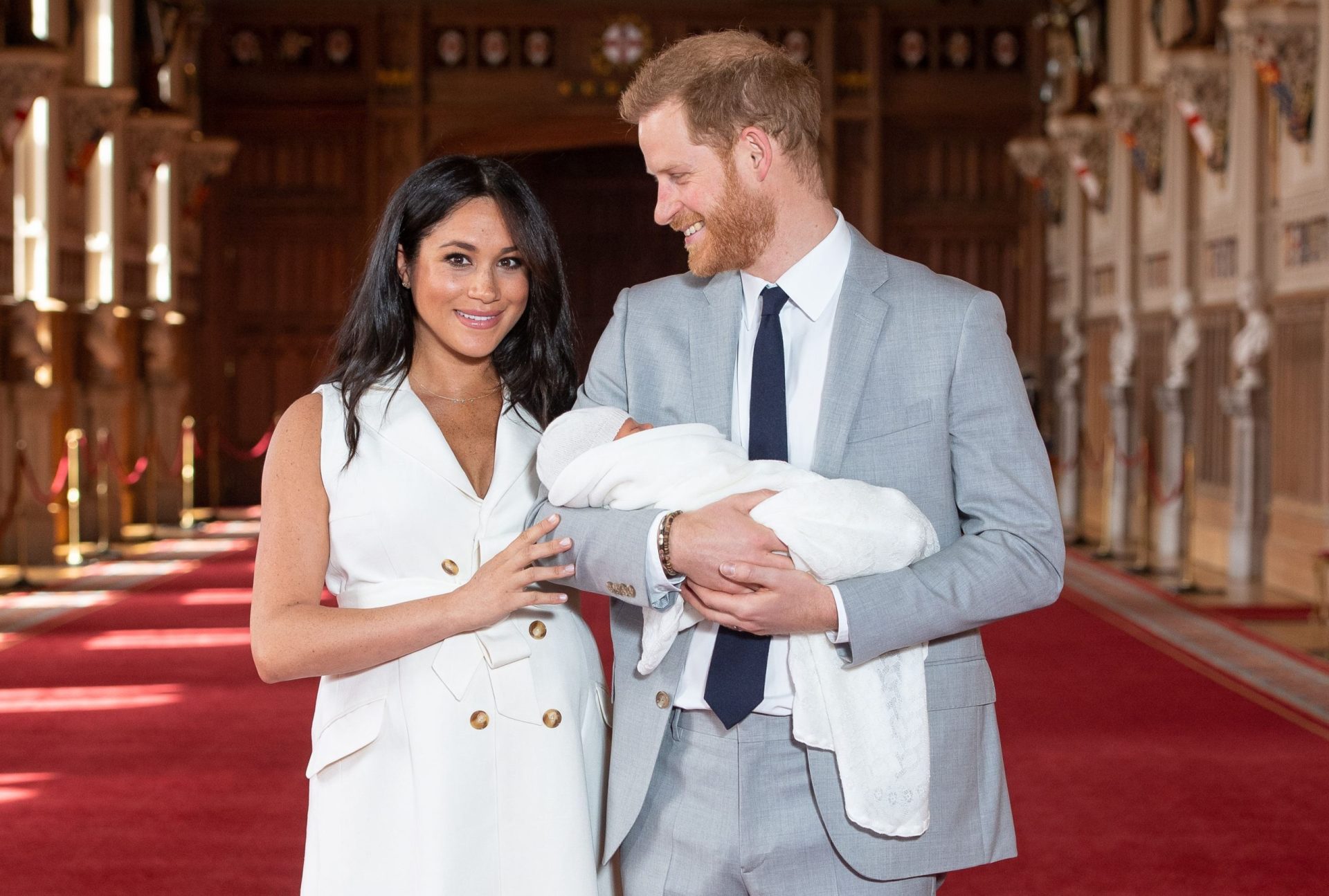 Príncipe Harry e Meghan Markle apresentam o primeiro filho