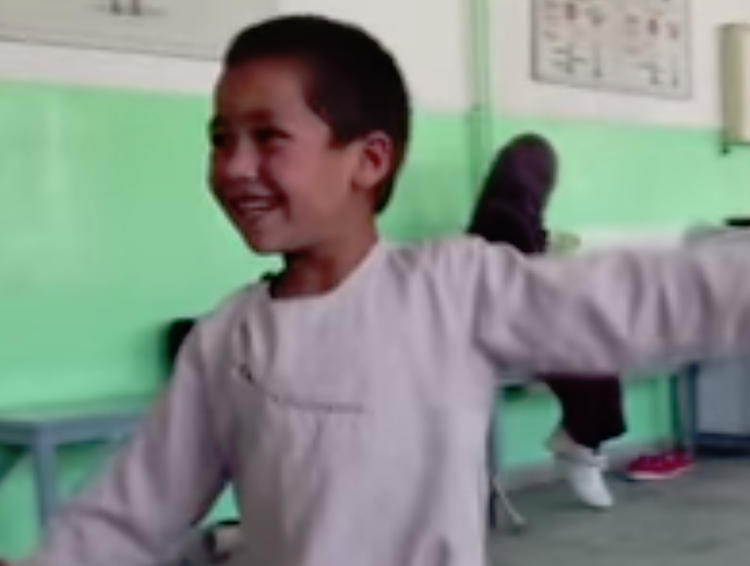 A reação desta criança síria depois de receber uma prótese está a conquistar a Internet |VÍDEO