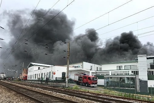 Incêndio em fábrica faz quatro feridos e ameaça casas em Ovar
