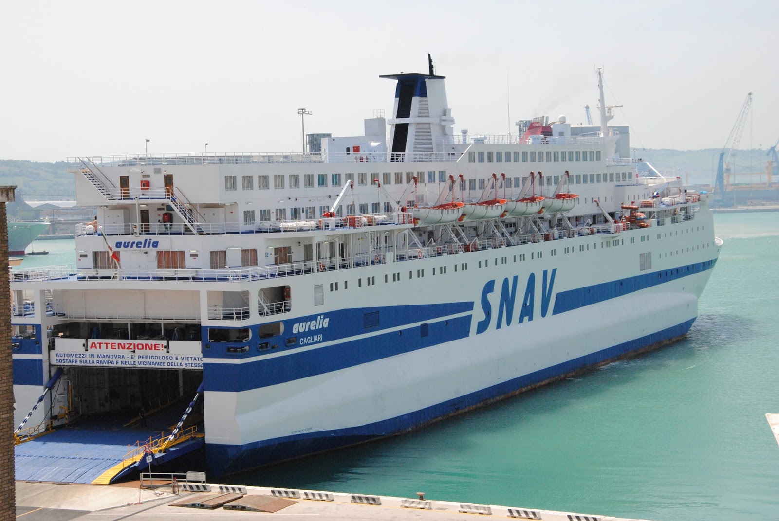 Ferry sofre avaria e fica à deriva no mar Adriático com 250 passageiros e 92 tripulantes a bordo