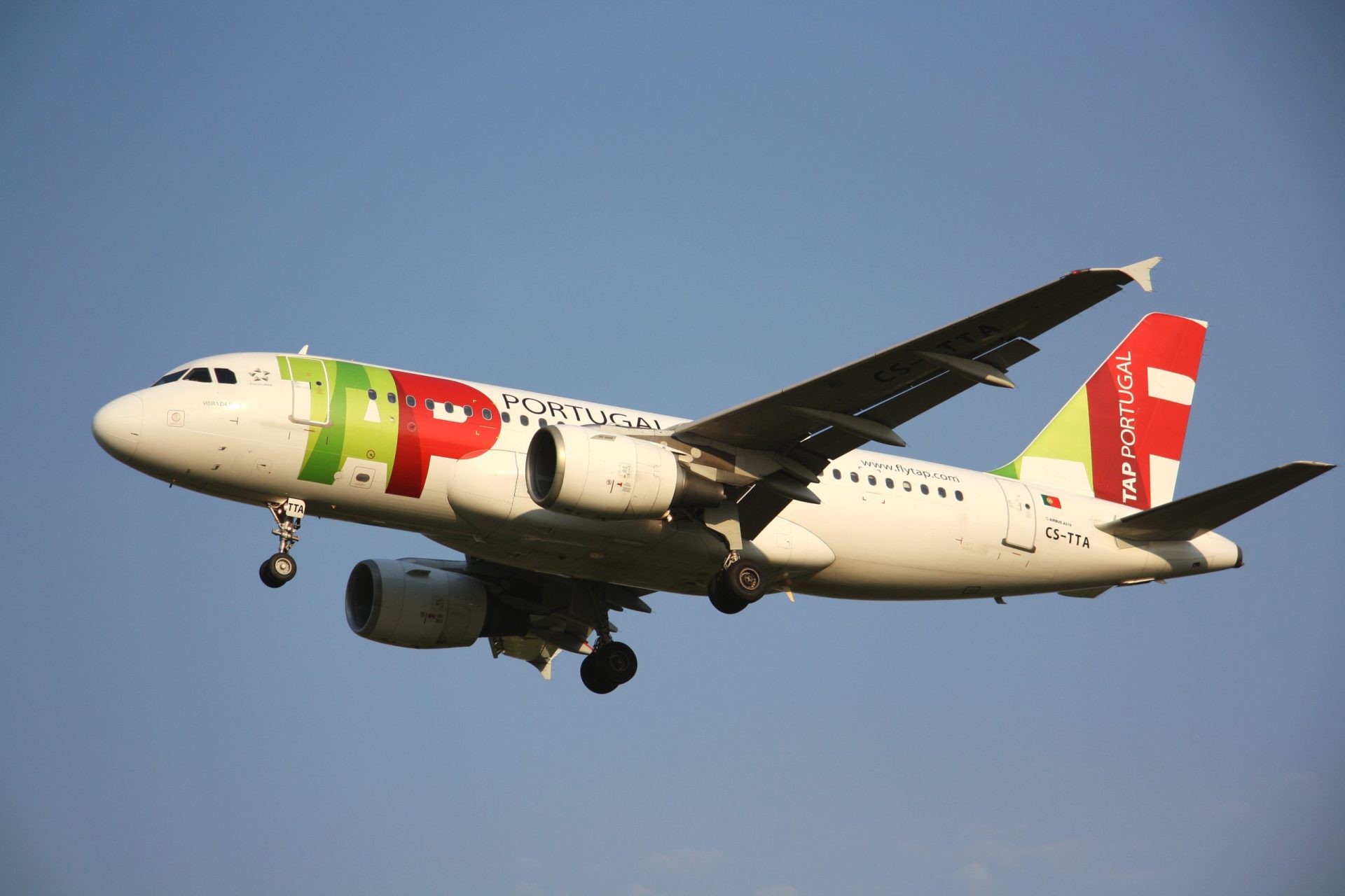 Passageiros obrigados a sair de avião da TAP no Aeroporto de Lisboa