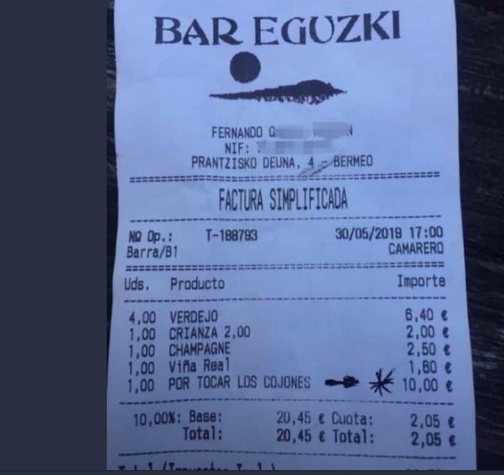 Empregada de bar cobra extra de 10 euros a grupo de clientes por “tocar los cojones”