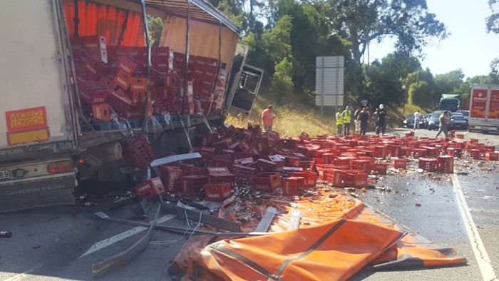 Camião que transportava cerveja perde parte da carga após acidente junto a Alcoentre
