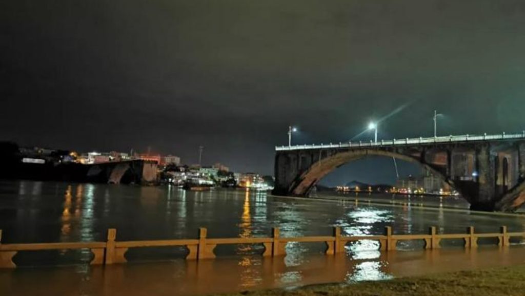 Ponte em cidade chinesa colapsa. Há desaparecidos