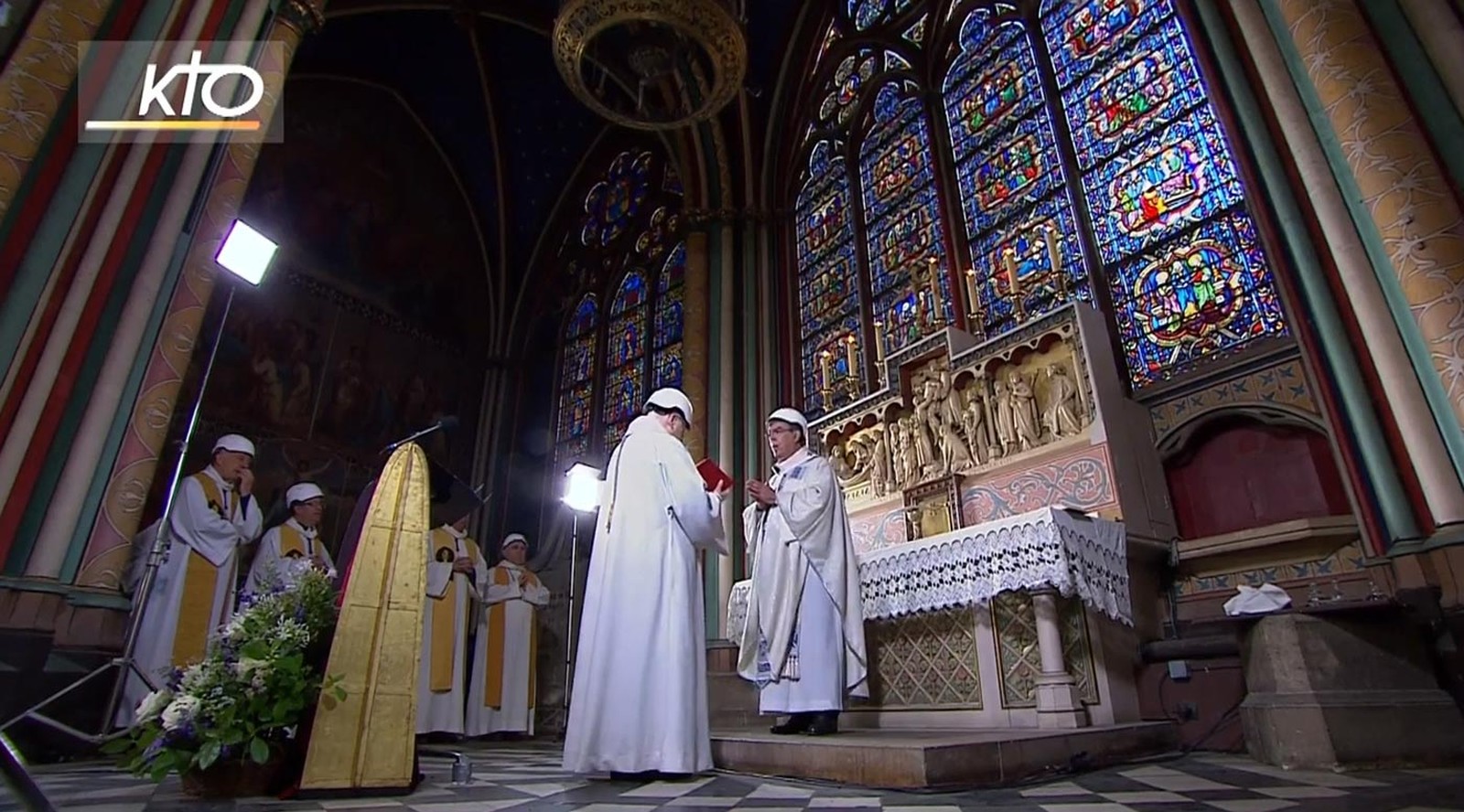 Dois meses depois do trágico incêndio, Catedral de Notre-Dame recebe missa