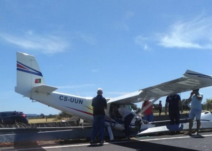 Aeronave que aterrou de emergência na A12 parou por falta de combustível