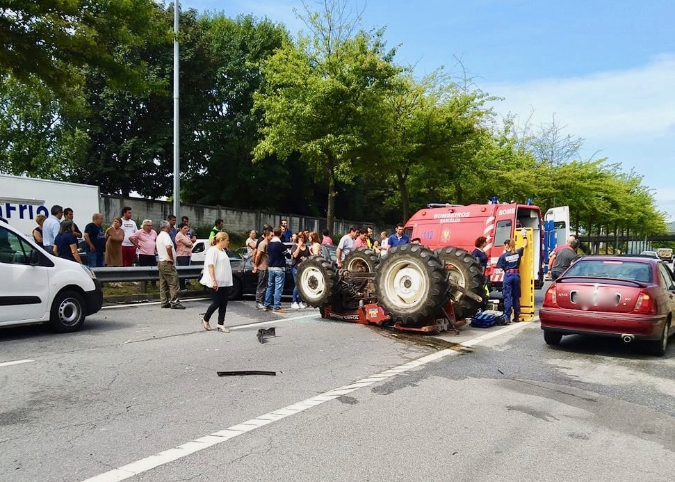 Colisão com trator faz ferido grave em Barcelos