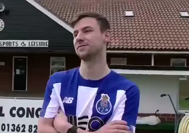 Reforço de clube inglês apresenta-se com a camisola do FC Porto