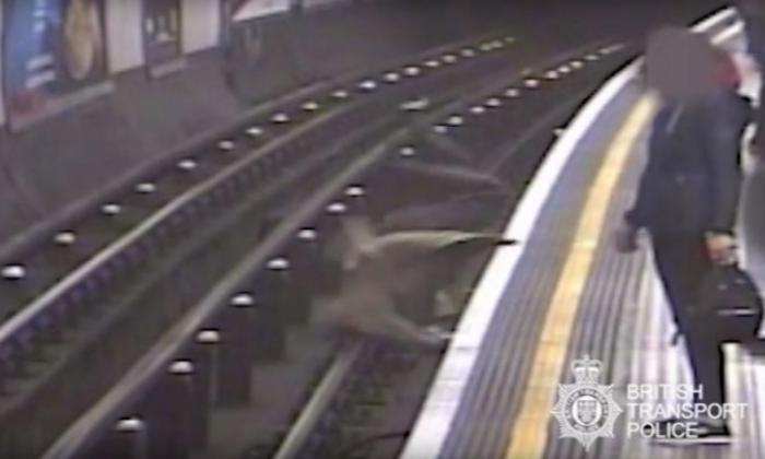 Vídeo mostra idoso de 91 anos a ser empurrado para linha do metro
